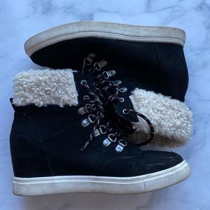 Woman’s Black Boots Really comfy shoes like new only used few times